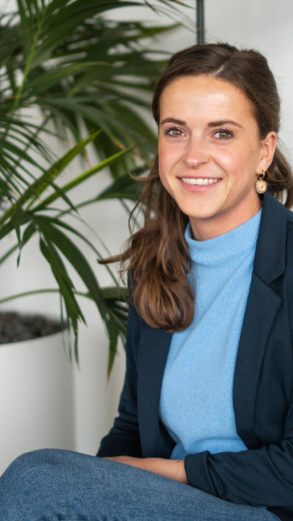 Junior Finance Consultant Fleur Verhoef zittend op de bank bij Fagro