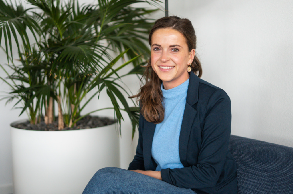 Junior Finance Consultant Fleur Verhoef zittend op de bank bij Fagro