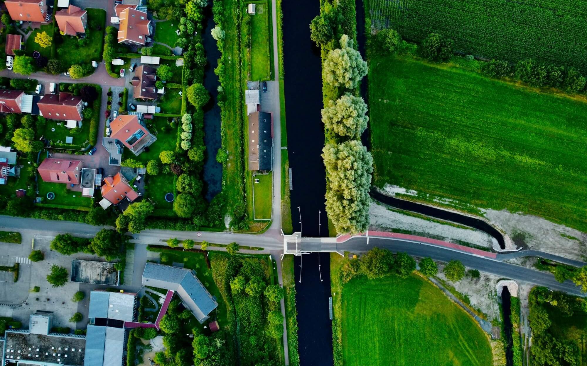Huizen en weilanden