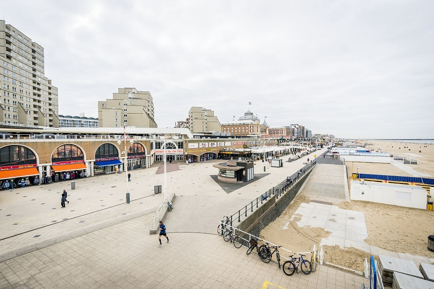 Boulevard Scheveningen met strandpromenade, hotels en zeezicht