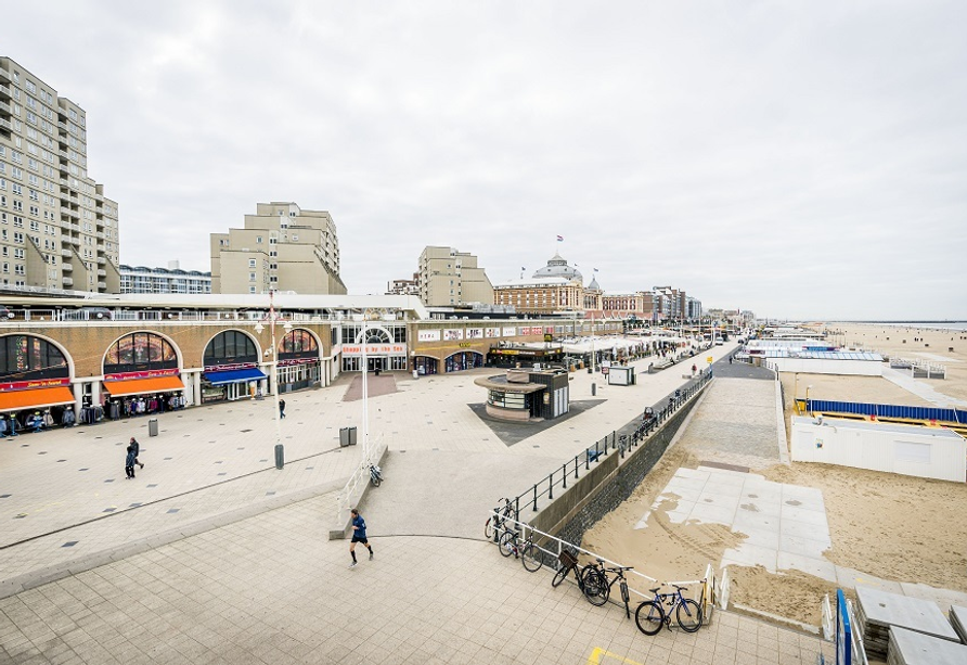 Boulevard Scheveningen met strandpromenade, hotels en zeezicht