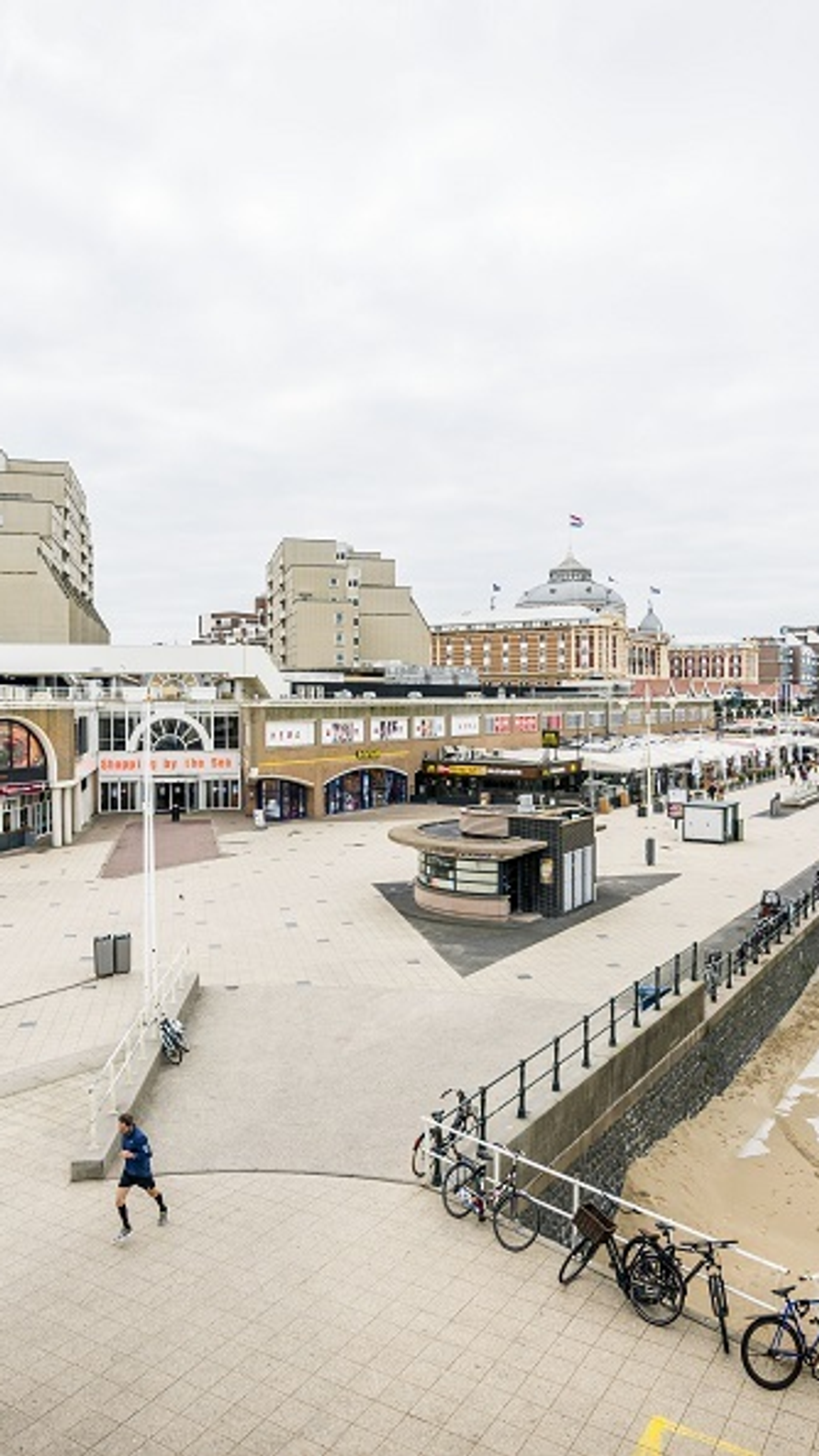 Boulevard Scheveningen met strandpromenade, hotels en zeezicht
