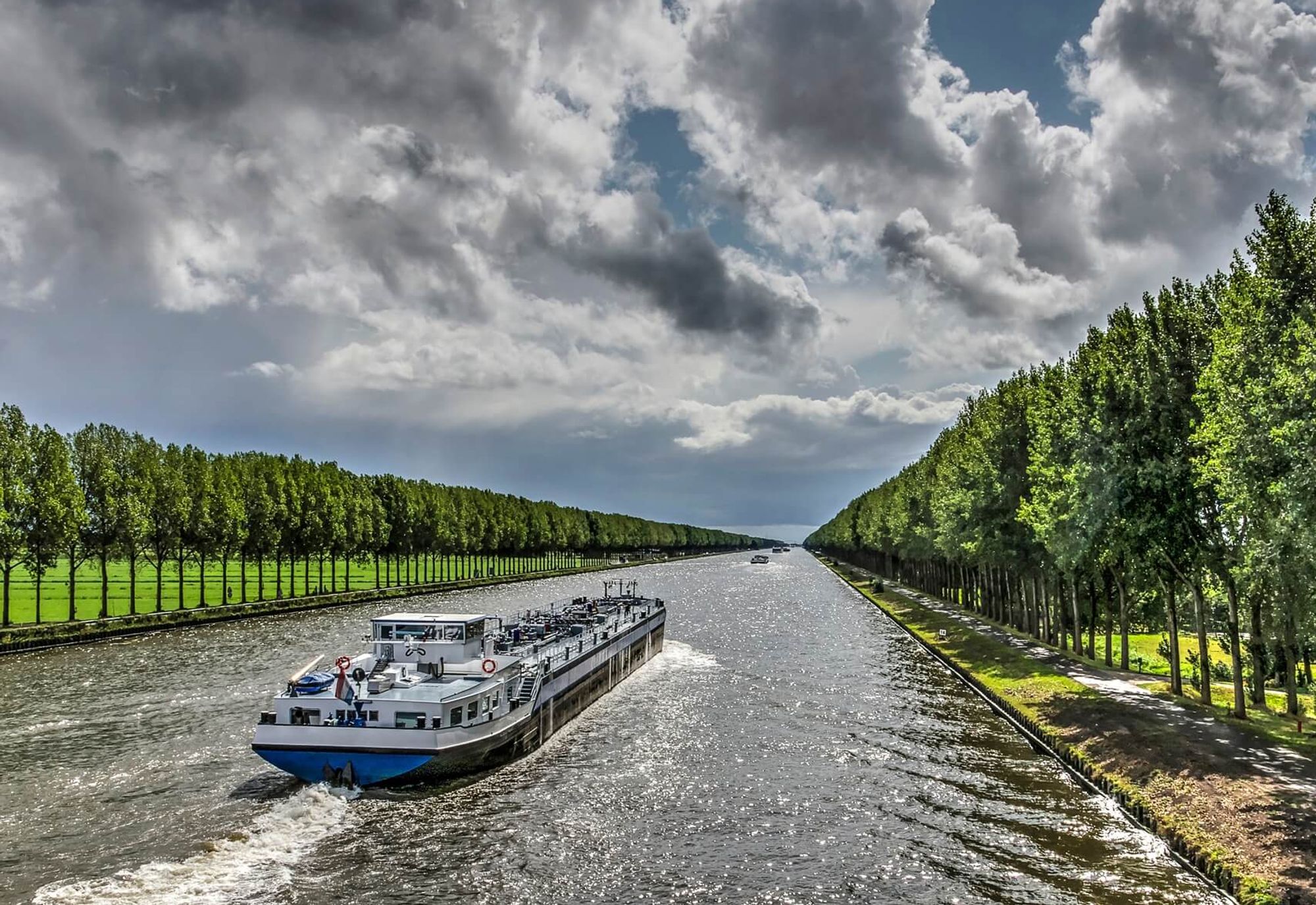 Schip in het Amsterdam-Rijnkanaal