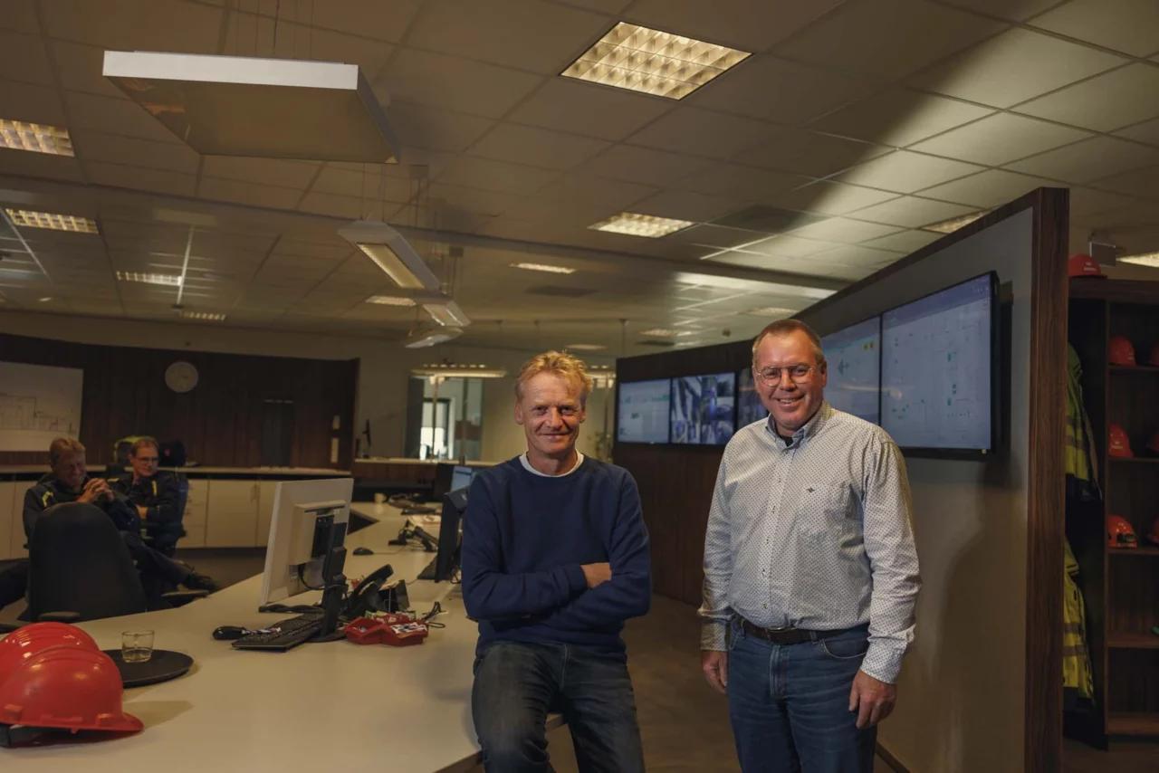 Twee mannen in een kantoor