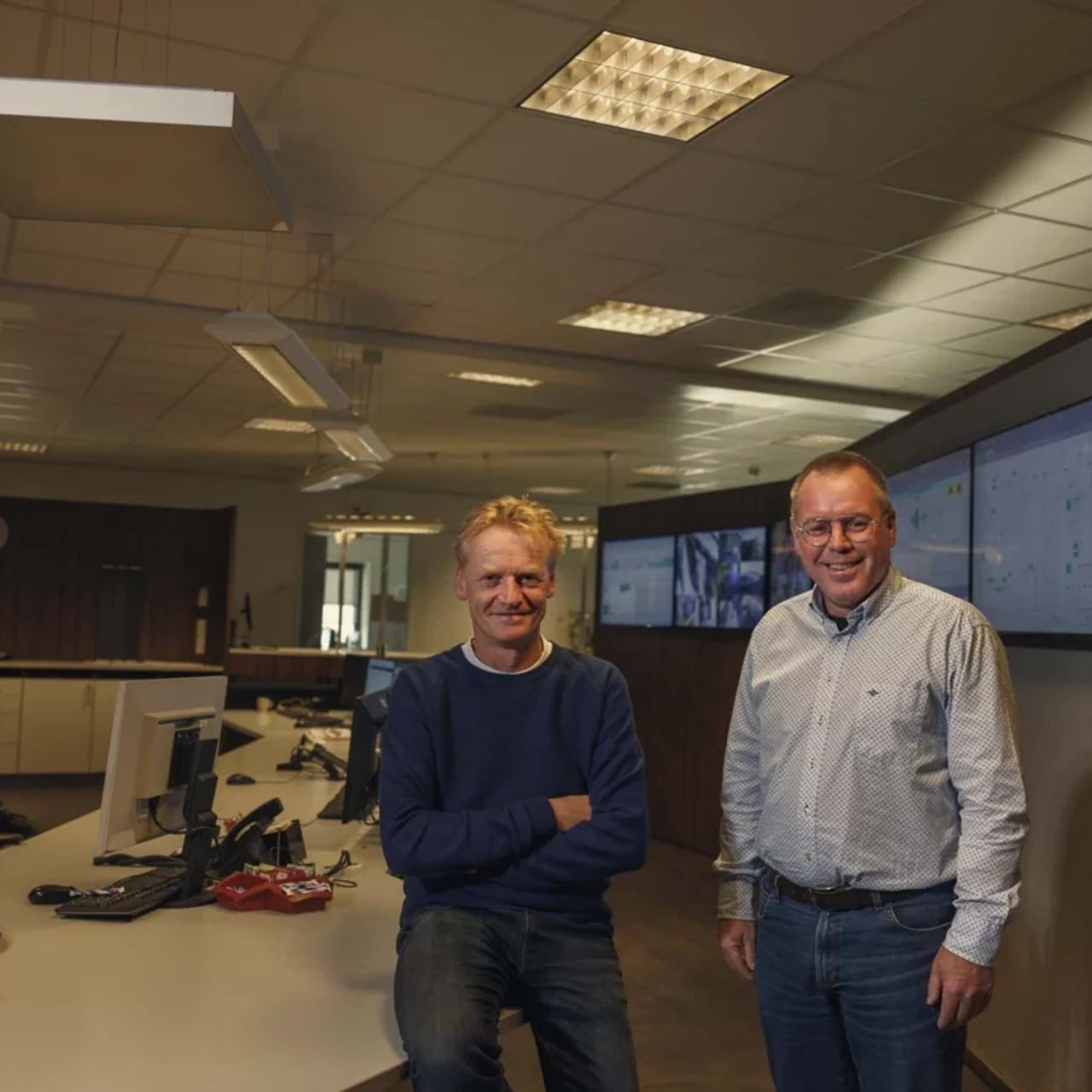 Twee mannen in een kantoor