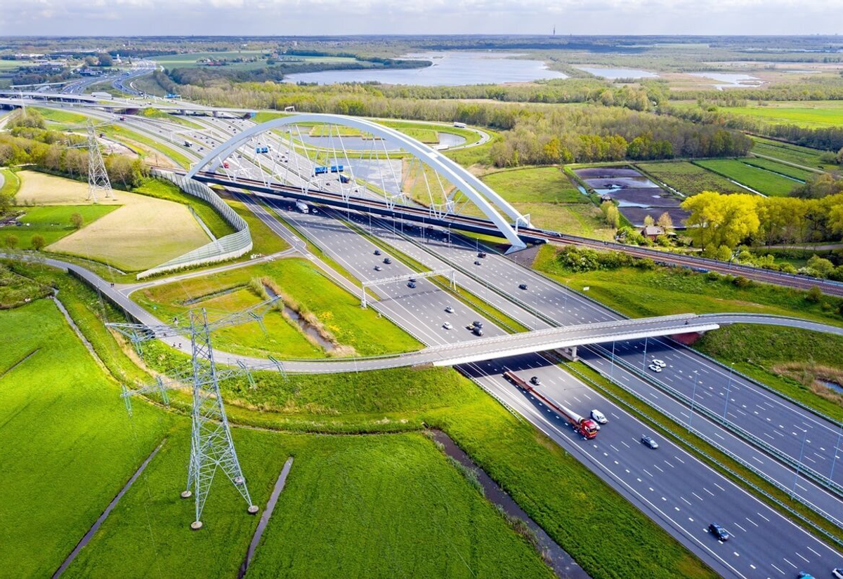 Luchtfoto van complex snelwegknooppunt met moderne bruggen door groen landschap