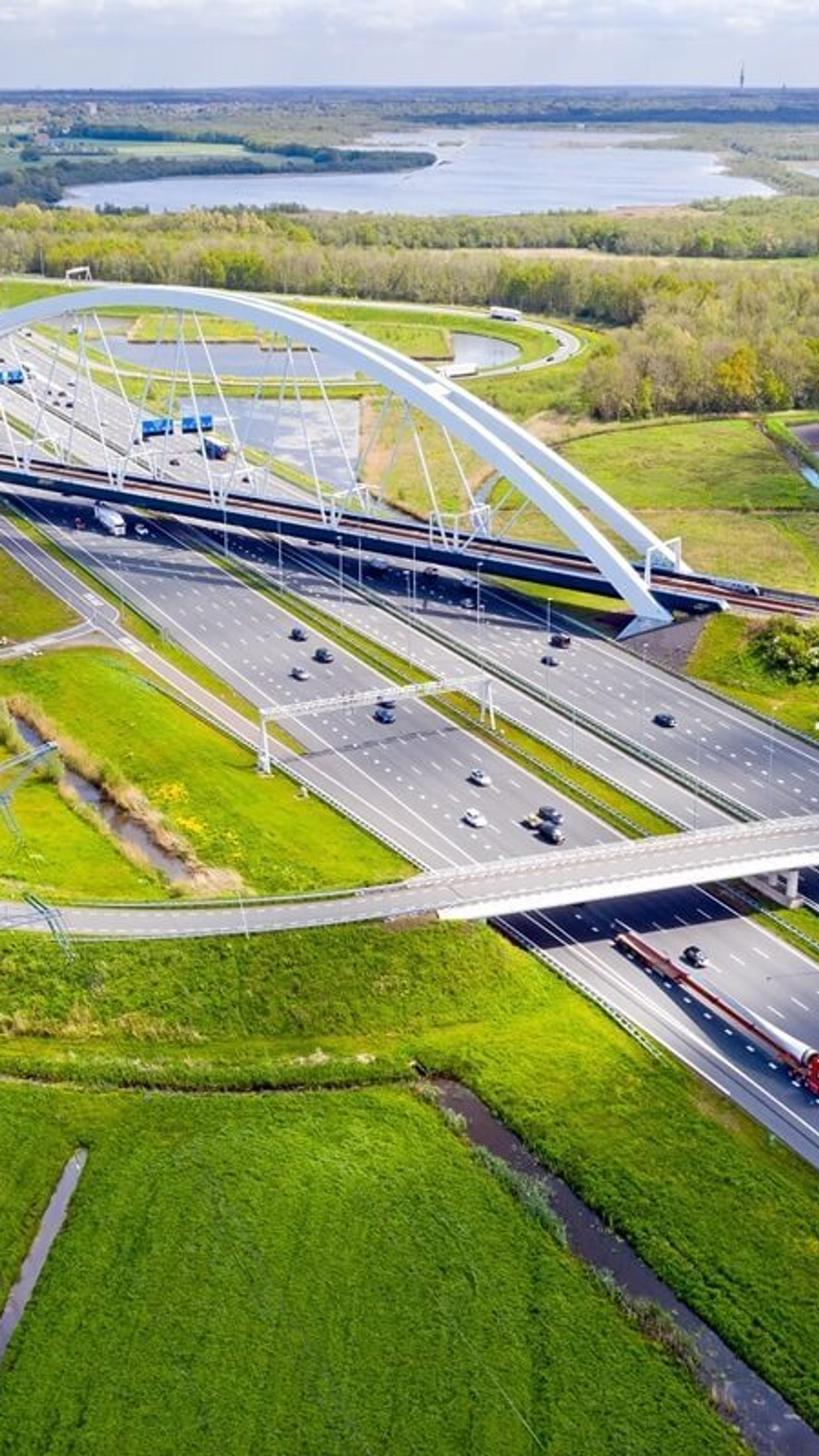 Luchtfoto van complex snelwegknooppunt met moderne bruggen door groen landschap