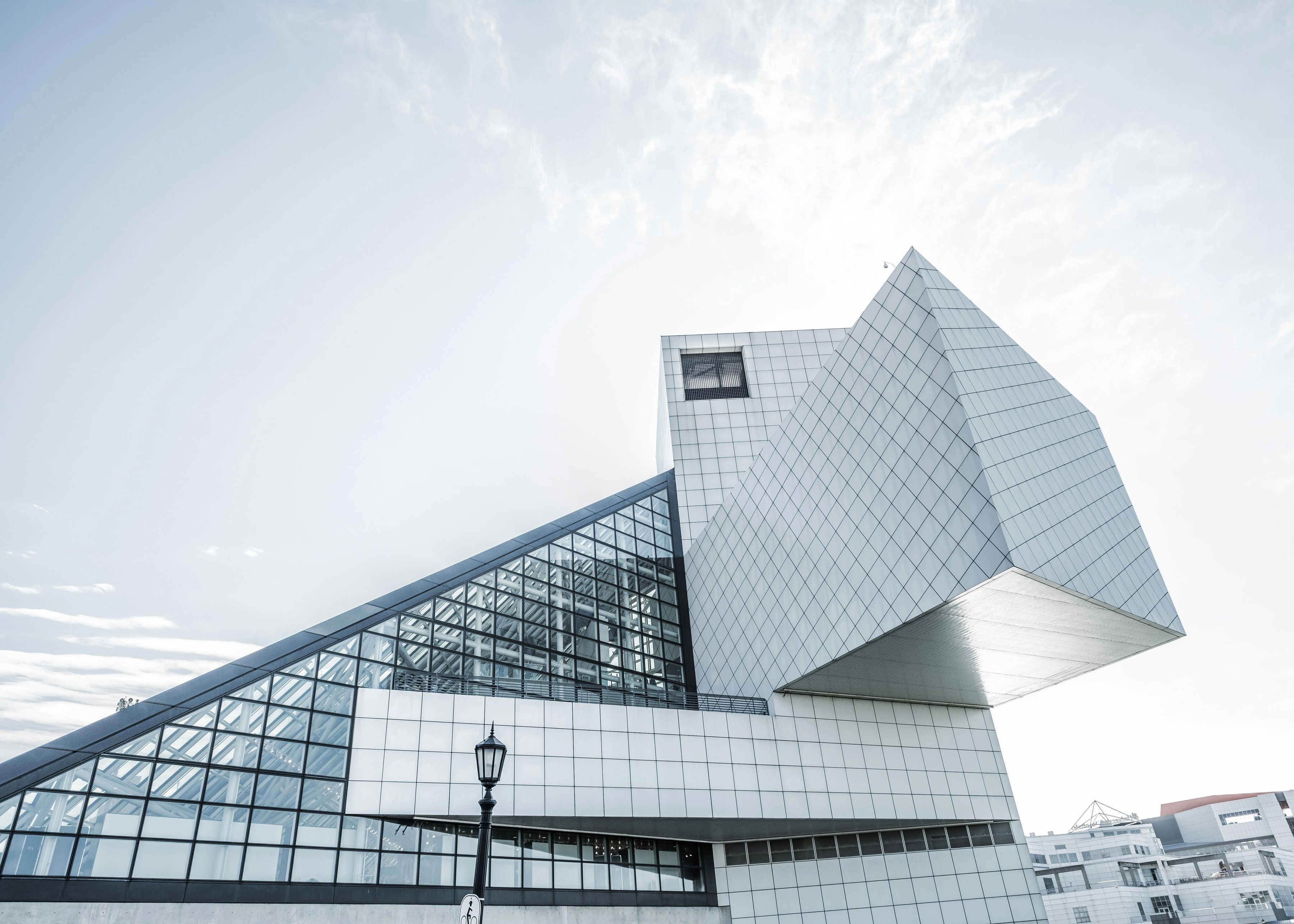 Groot, modern corporate kantoorgebouw