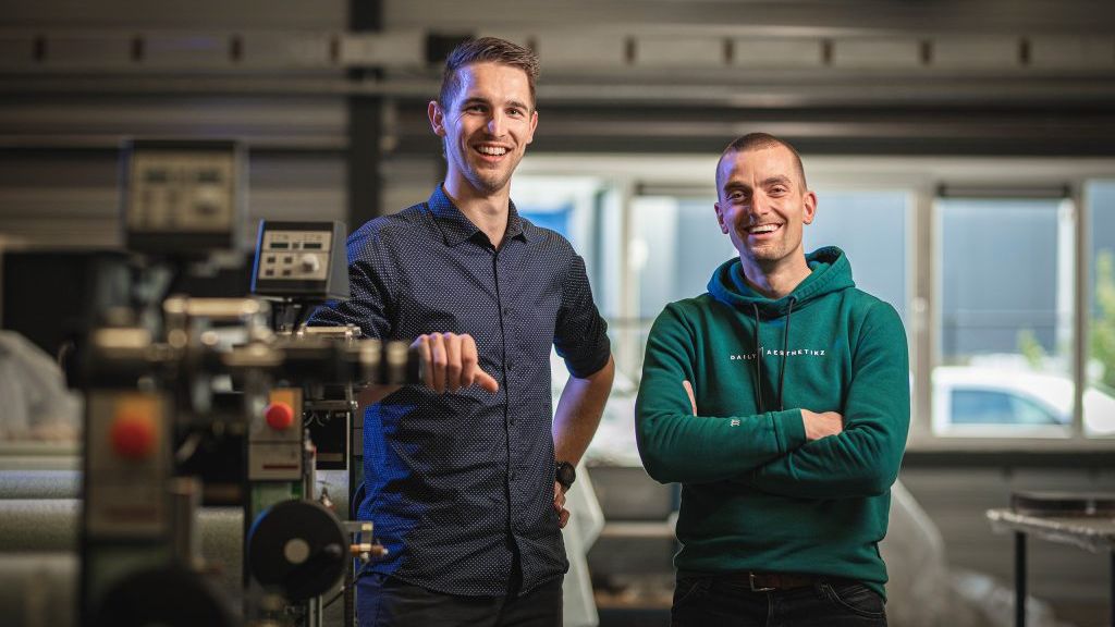Twee mannelijke engineers lachen naar de camera