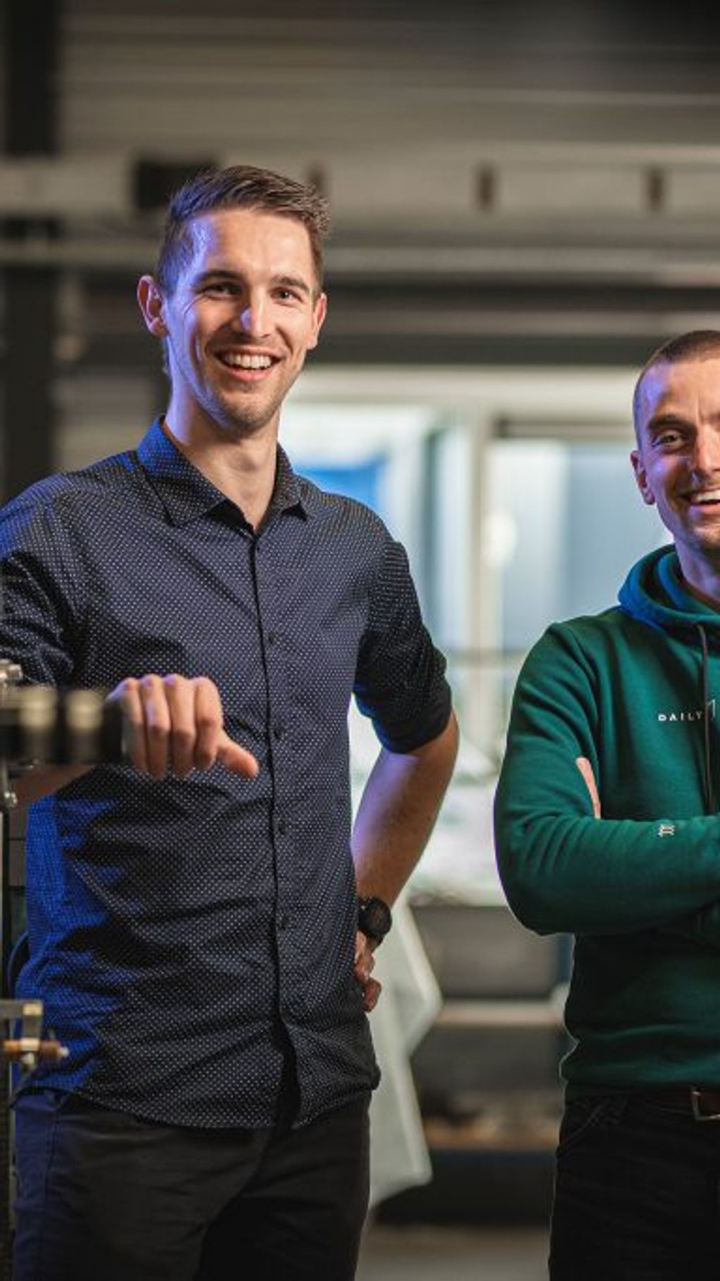 Twee mannelijke engineers lachen naar de camera