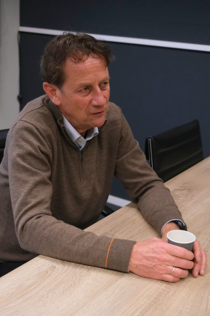 Theo Lambooij met een kopje koffie