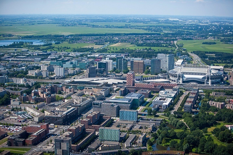 Luchtfoto van stedelijk gebied met kantoren en grote arena