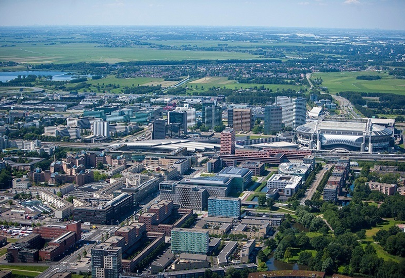 Luchtfoto van stedelijk gebied met kantoren en grote arena