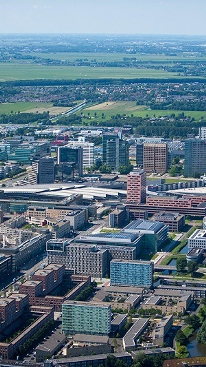 Luchtfoto van stedelijk gebied met kantoren en grote arena