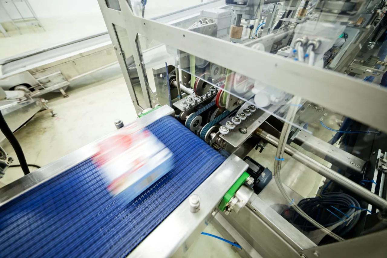 Een doos in beweging op een verpakkingsmachine 