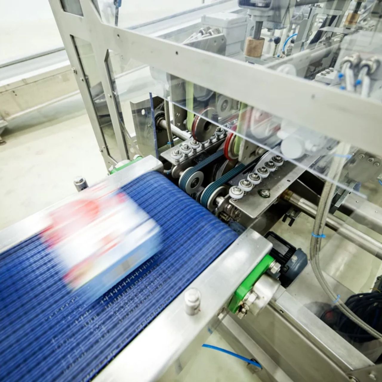 Een doos in beweging op een verpakkingsmachine