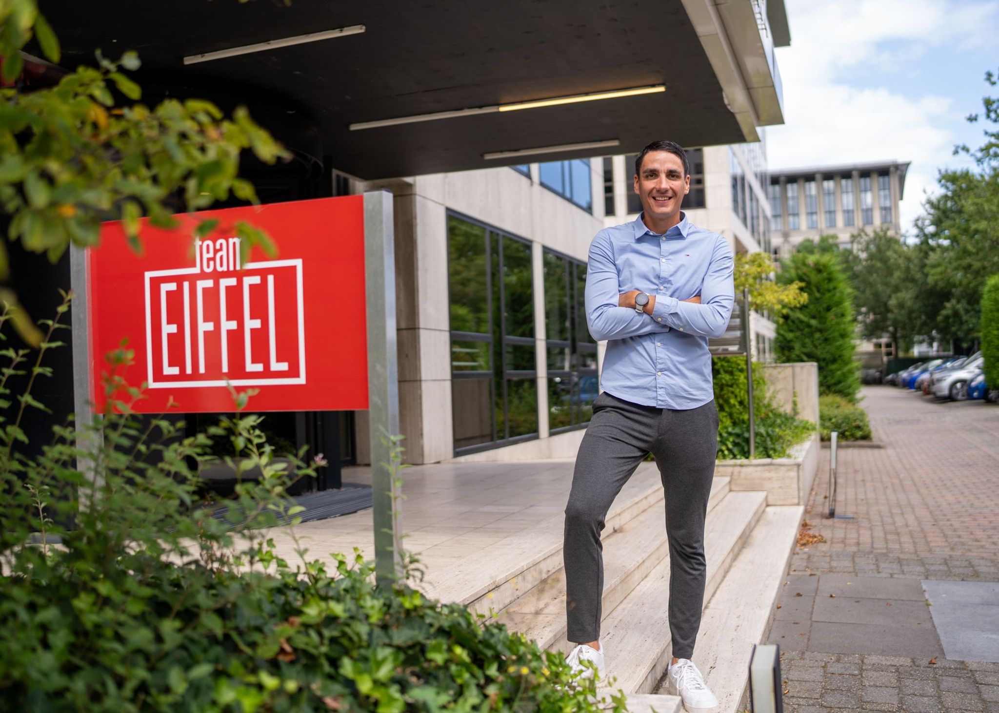 Man langs Team EIFFEL bord
