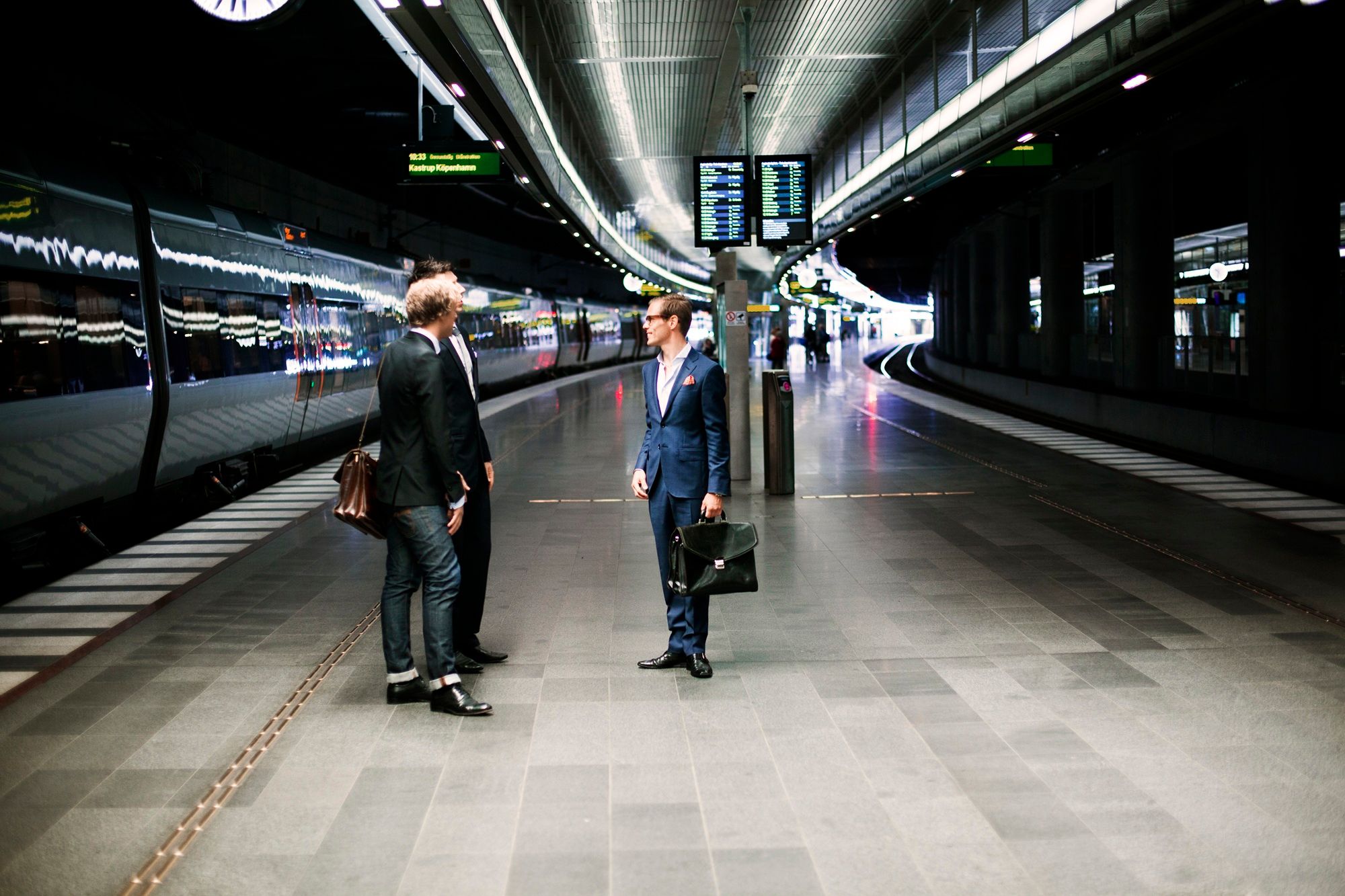 Zakenmensen op treinperron