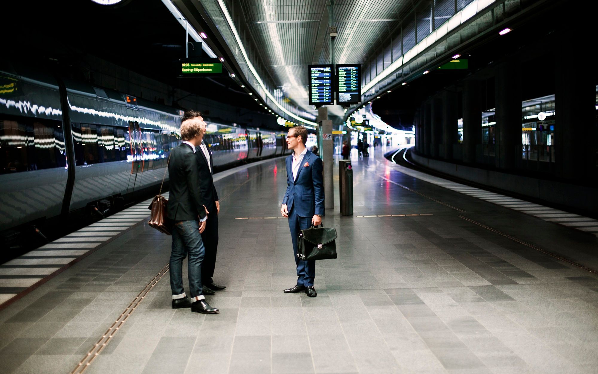 Zakenmensen op treinperron