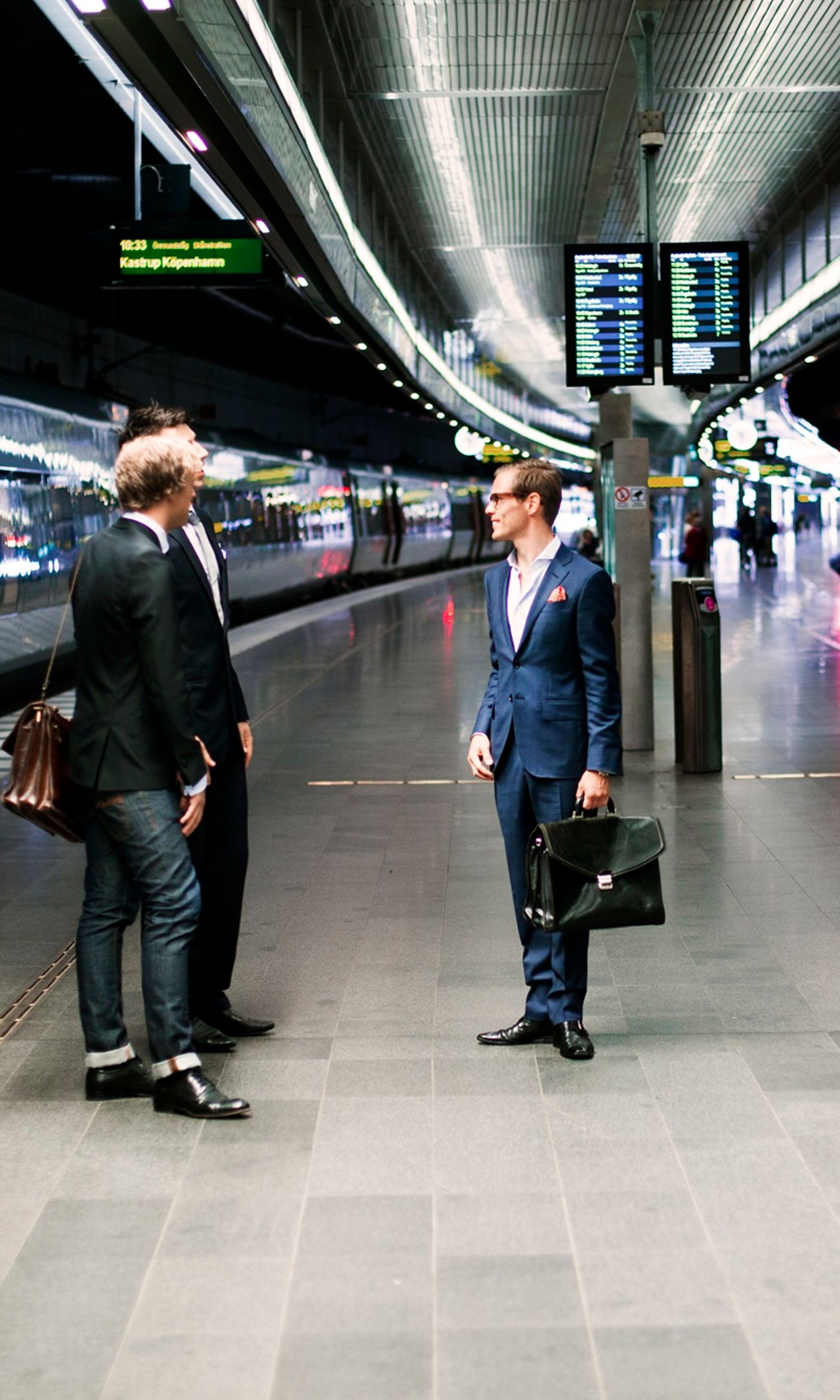 Zakenmensen op treinperron