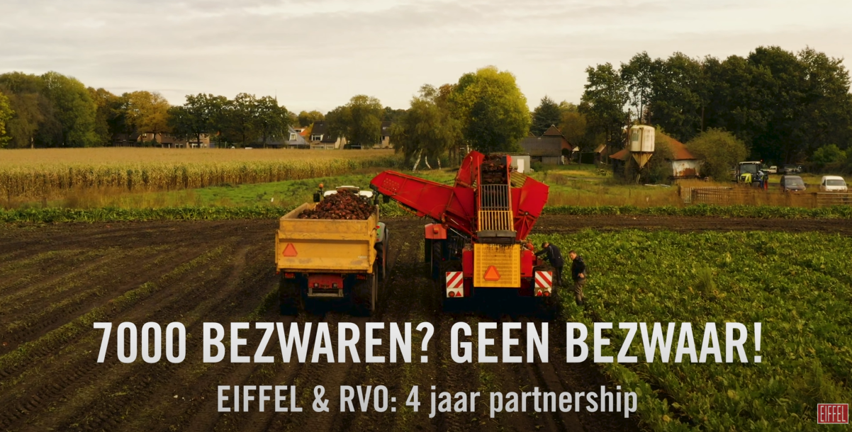Een rode aardappelrooier met gele trailer oogst aardappelen op een akker, met boerderijen en bomen op de achtergrond. Tekst overlay: '7000 bezwaren? Geen bezwaar! EIFFEL & RVO: 4 jaar partnership
