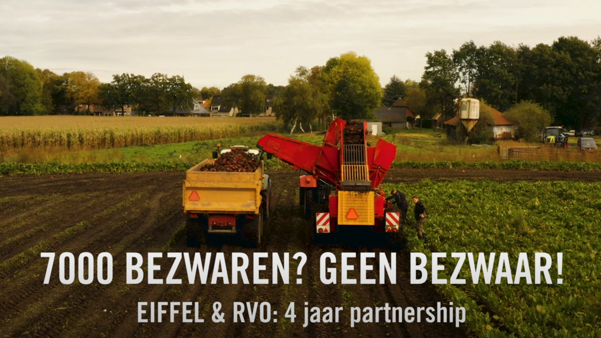 Een rode aardappelrooier met gele trailer oogst aardappelen op een akker, met boerderijen en bomen op de achtergrond. Tekst overlay: '7000 bezwaren? Geen bezwaar! EIFFEL & RVO: 4 jaar partnership