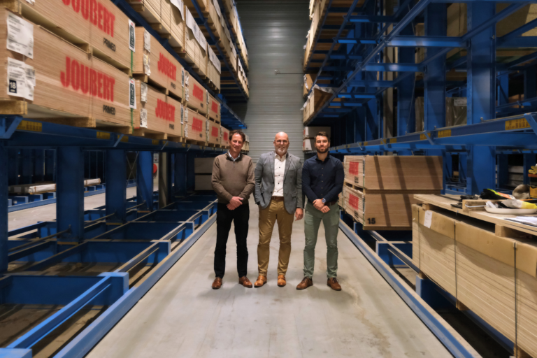 Totaal Theo, Harrie en Malte tussen stellingen met dozen