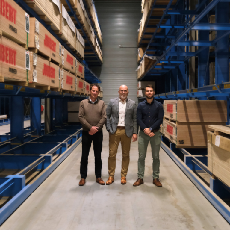 Totaal Theo, Harrie en Malte tussen stellingen met dozen