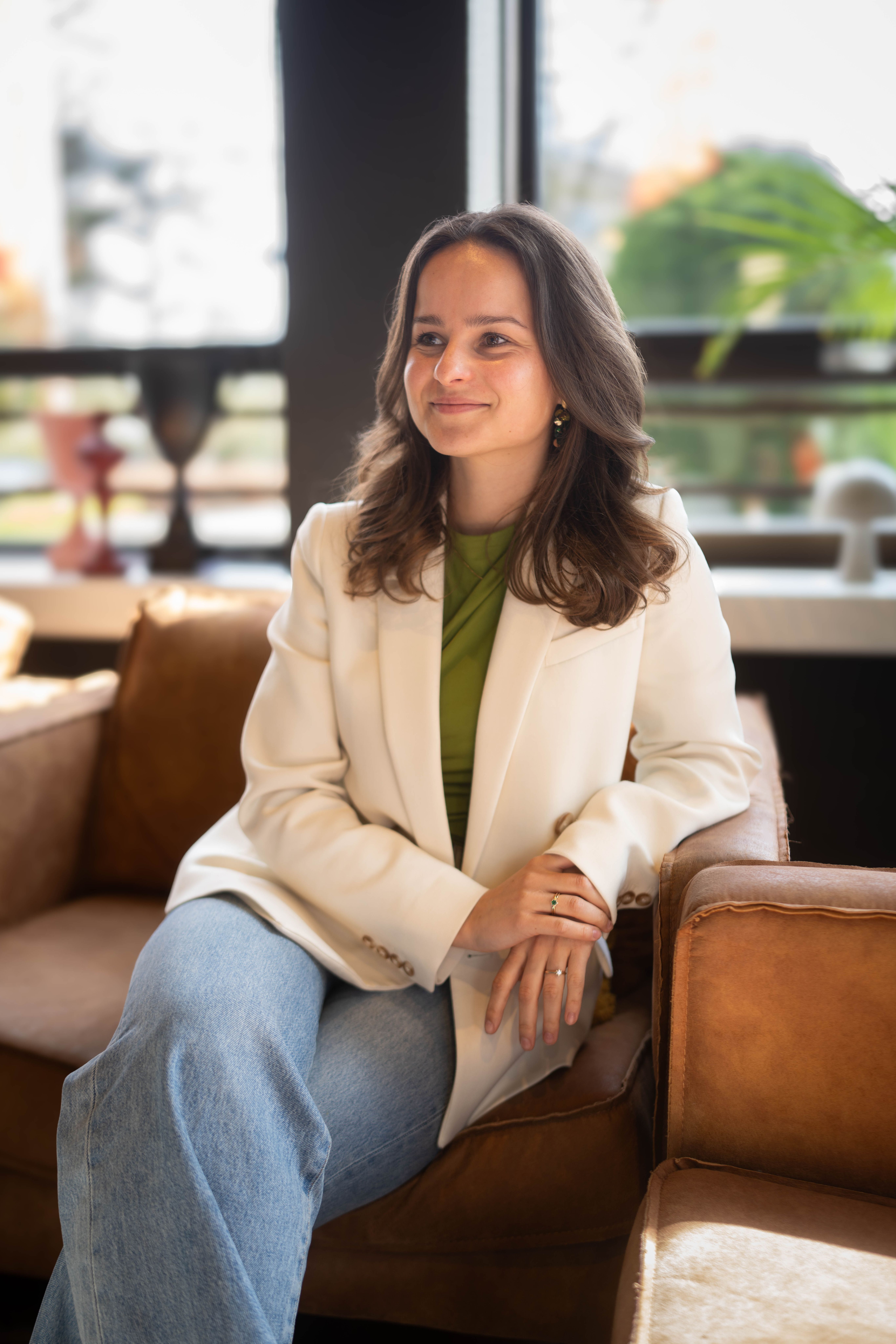 Jonge vrouw op bank