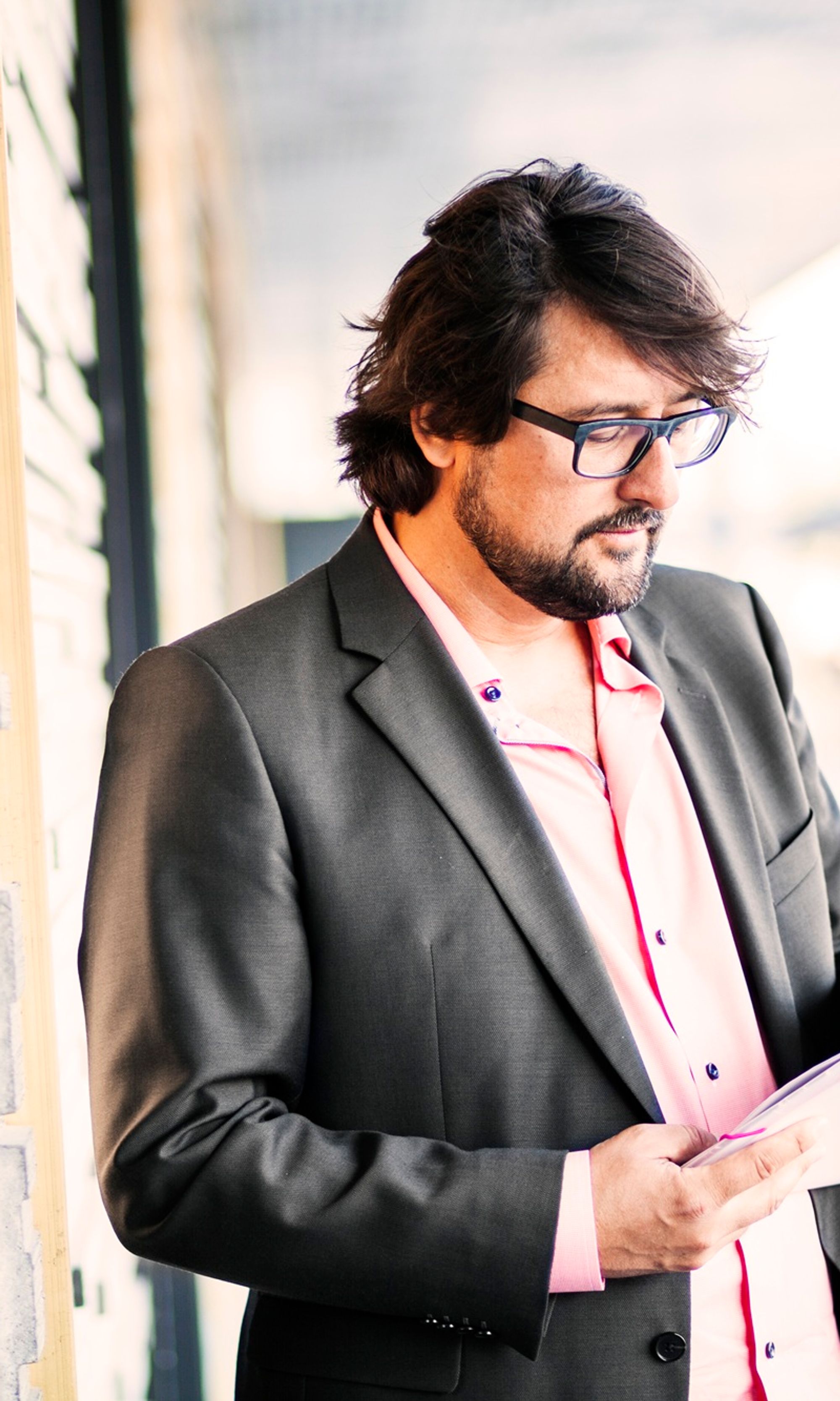 Jurist controleert een contract in een kantoorpand