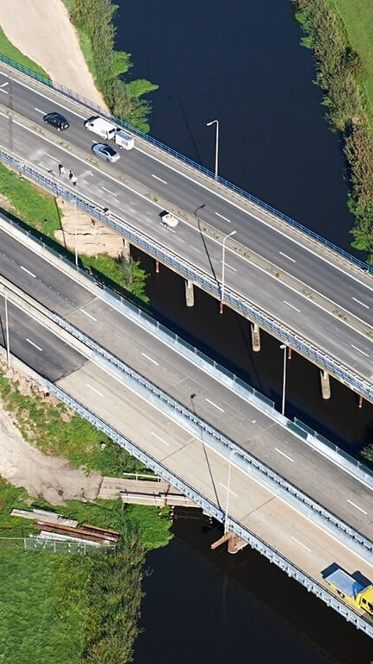 Luchtfoto van snelwegbrug over water met meerdere rijstroken en verkeer