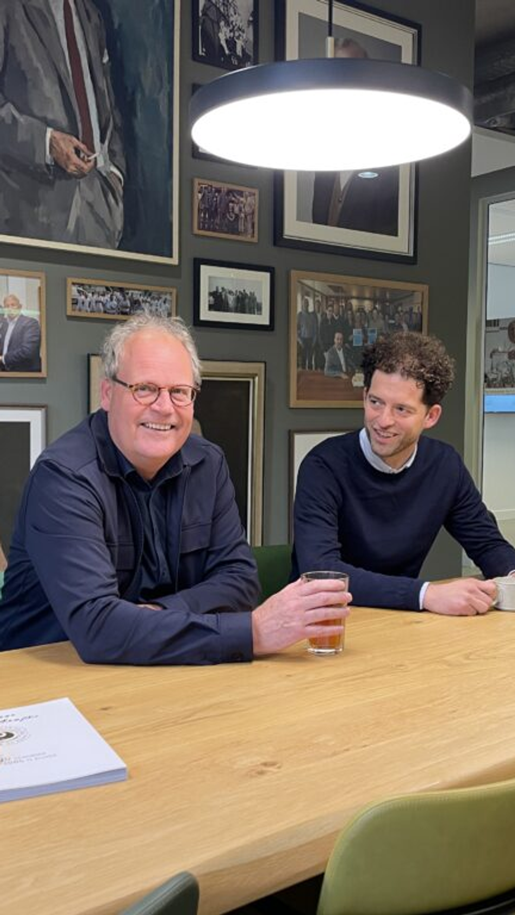 Jelle Faber en Rik Berkel aan een lange tafel
