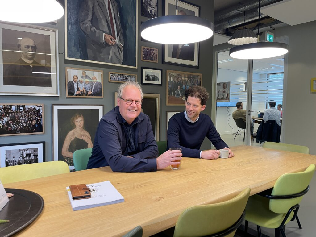 Jelle Faber en Rik Berkel aan een lange tafel