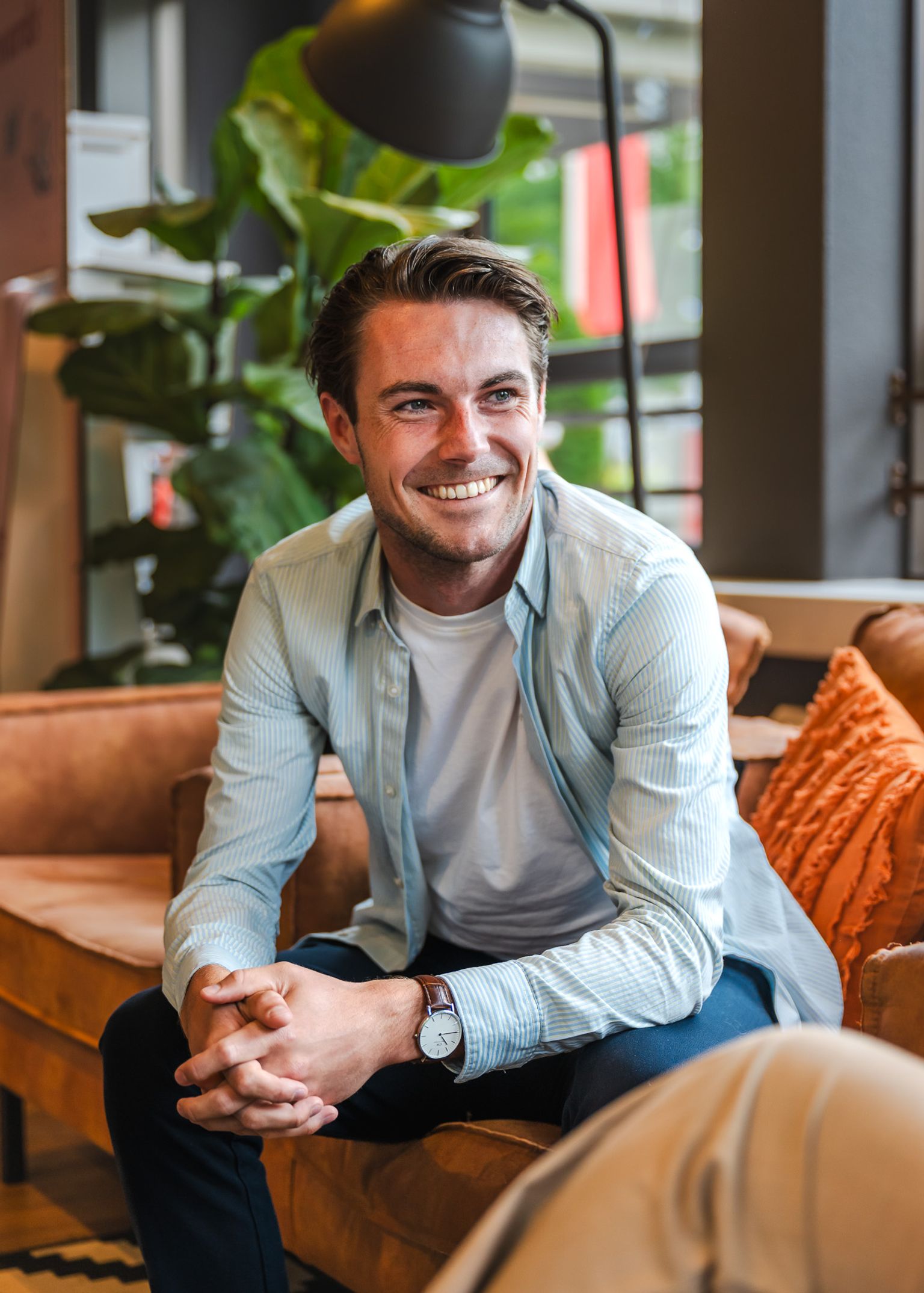 Jongen lachend op bank