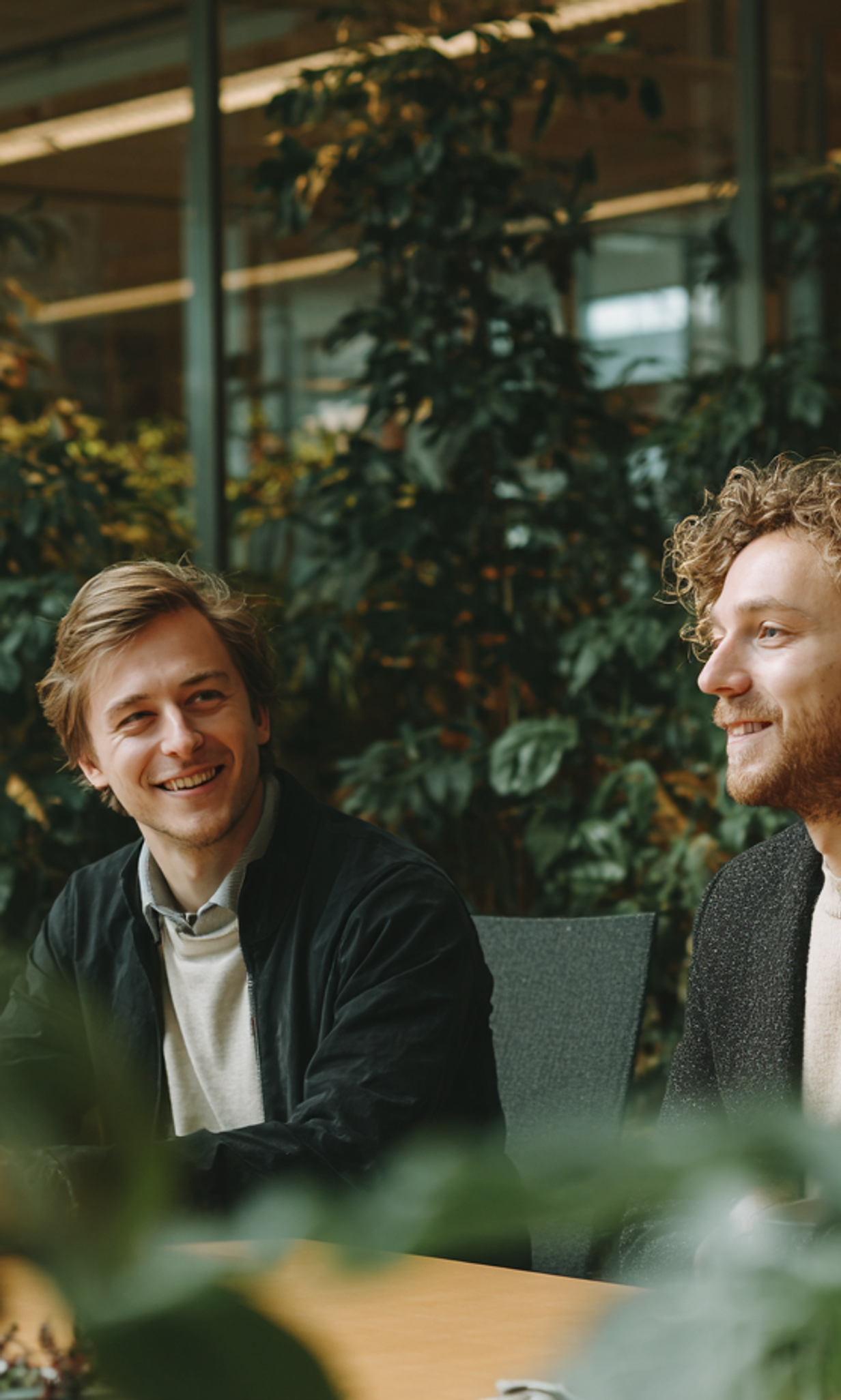 Professionals in een groene kantoortuin