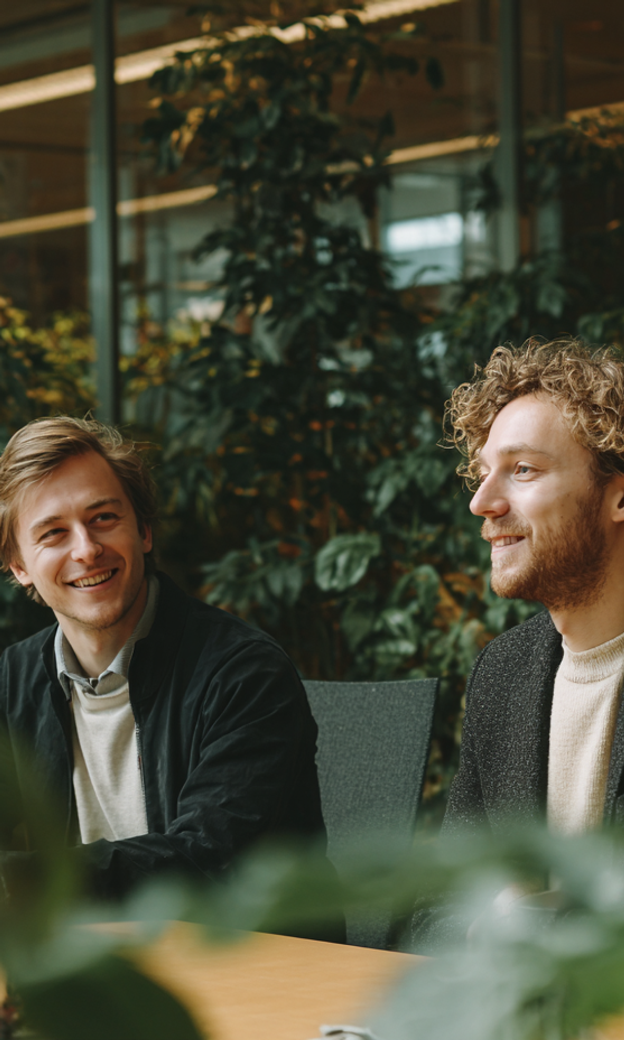 Gedetacheerde professionals in groen kantoorpand