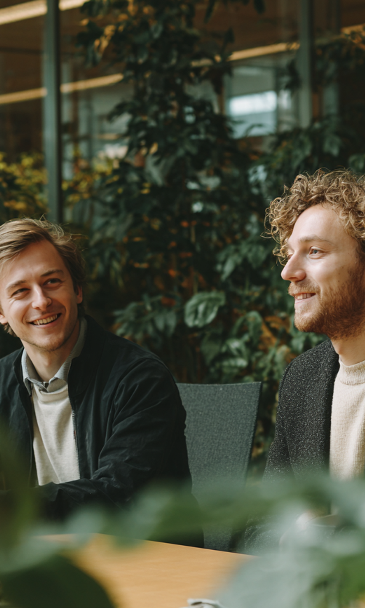 Pensioen professionals in groene kantoortuin
