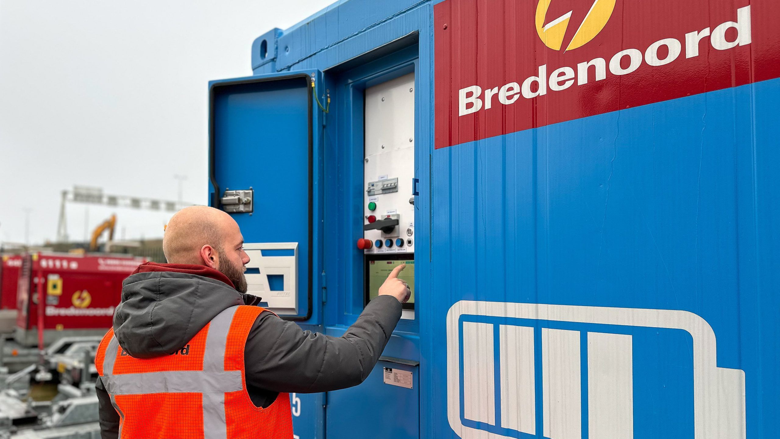 Man bij container van Bredenoord