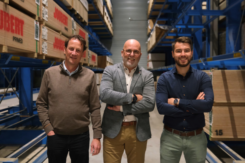 Theo, Harrie en Malte in een magazijn