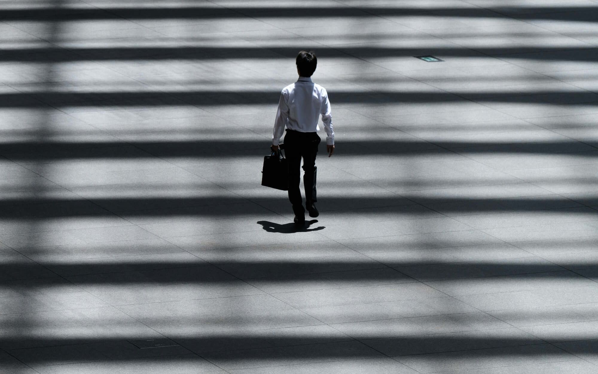 KYC specialist op weg naar kantoor