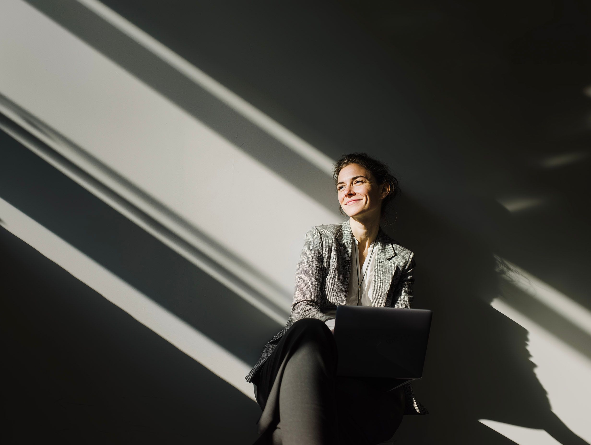 Professionele vrouw in modern kantoor werkt op een tablet