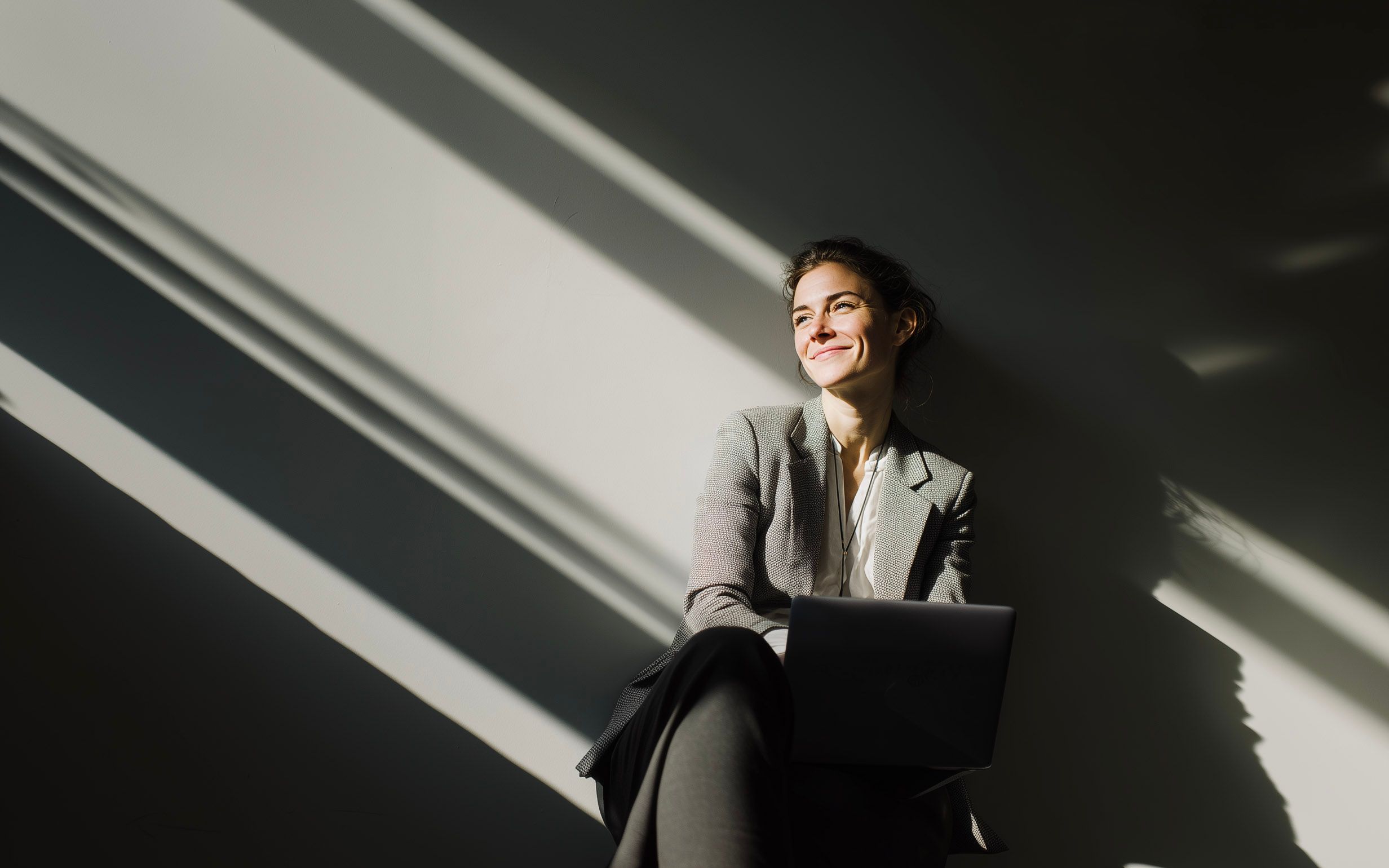 Professionele vrouw in modern kantoor werkt op een tablet