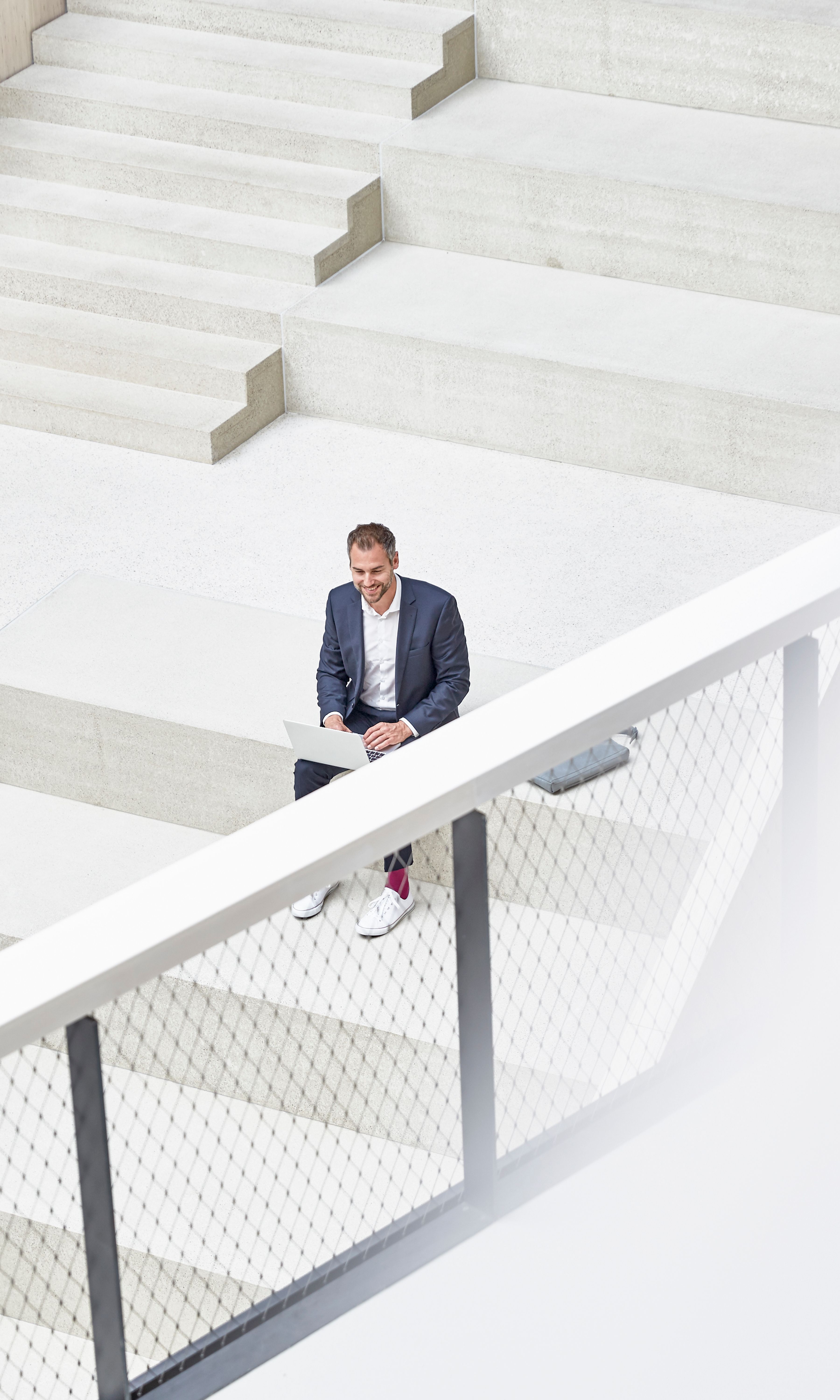 Man op witte trap