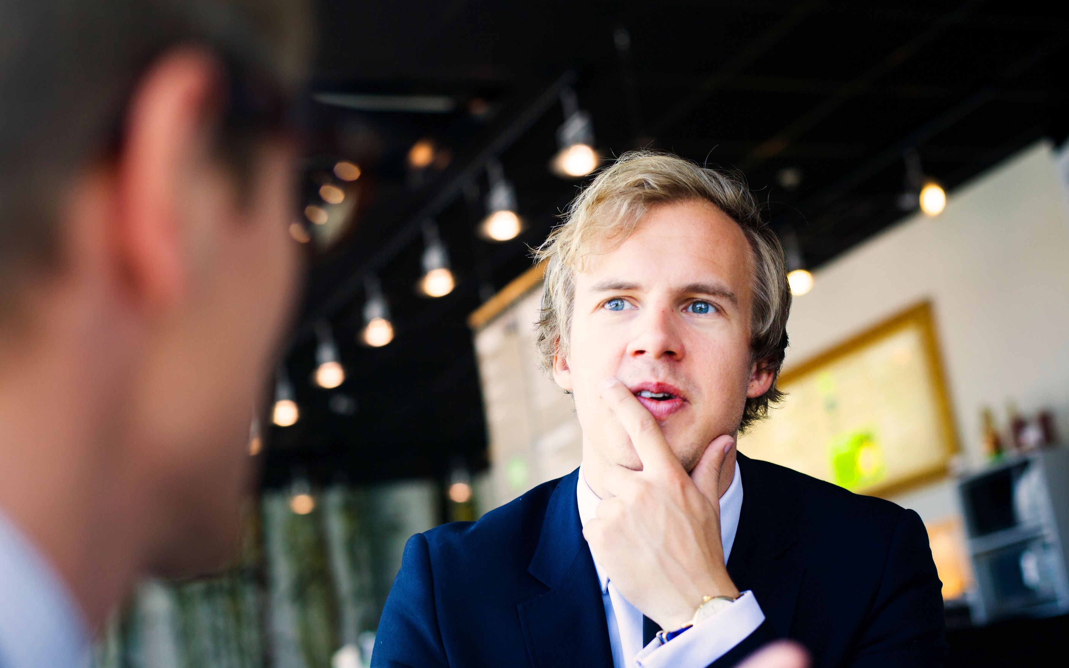 Privacy officer in gesprek met opdrachtgever