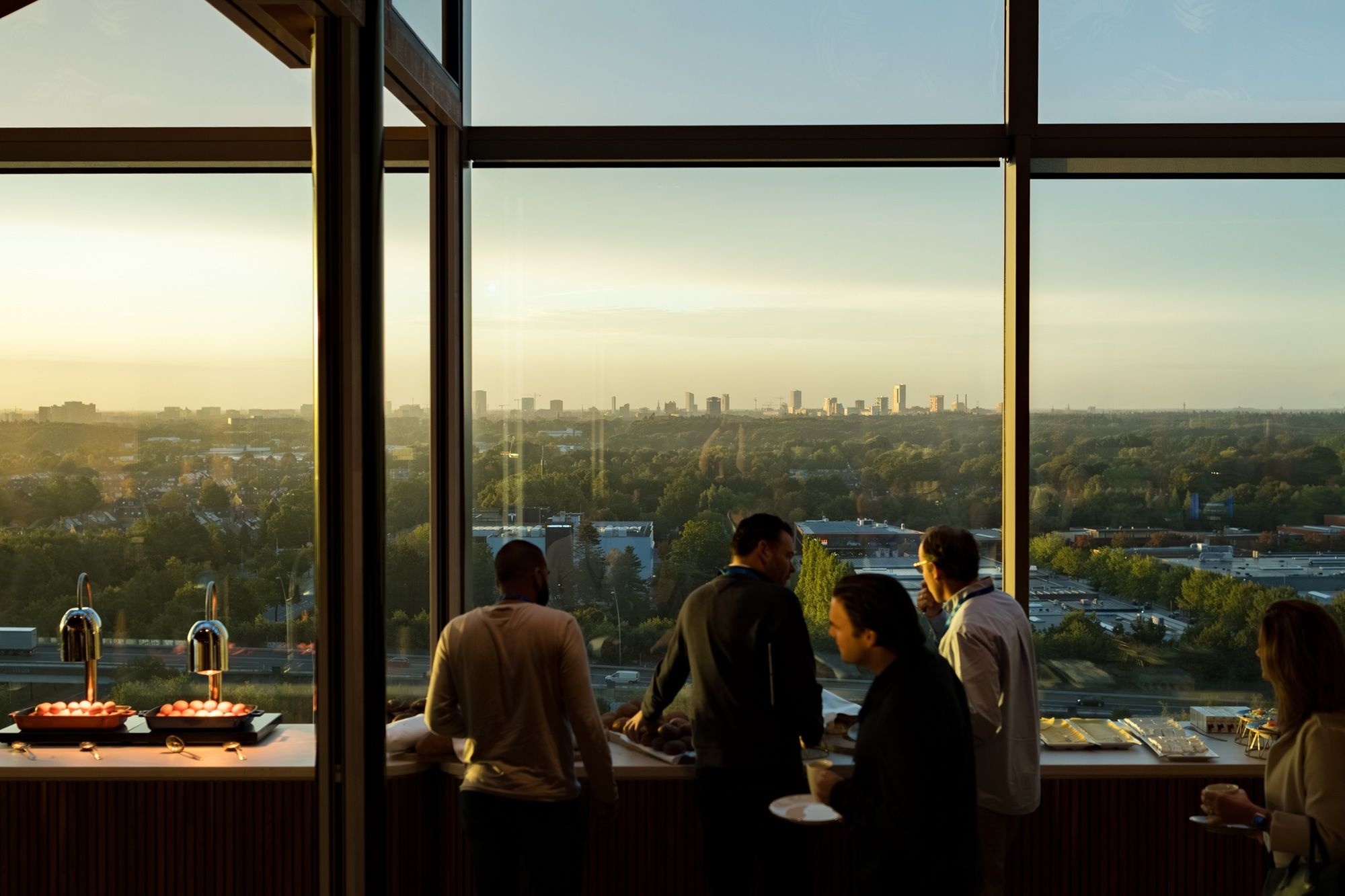 DPA'ers met uitzicht op een skyline