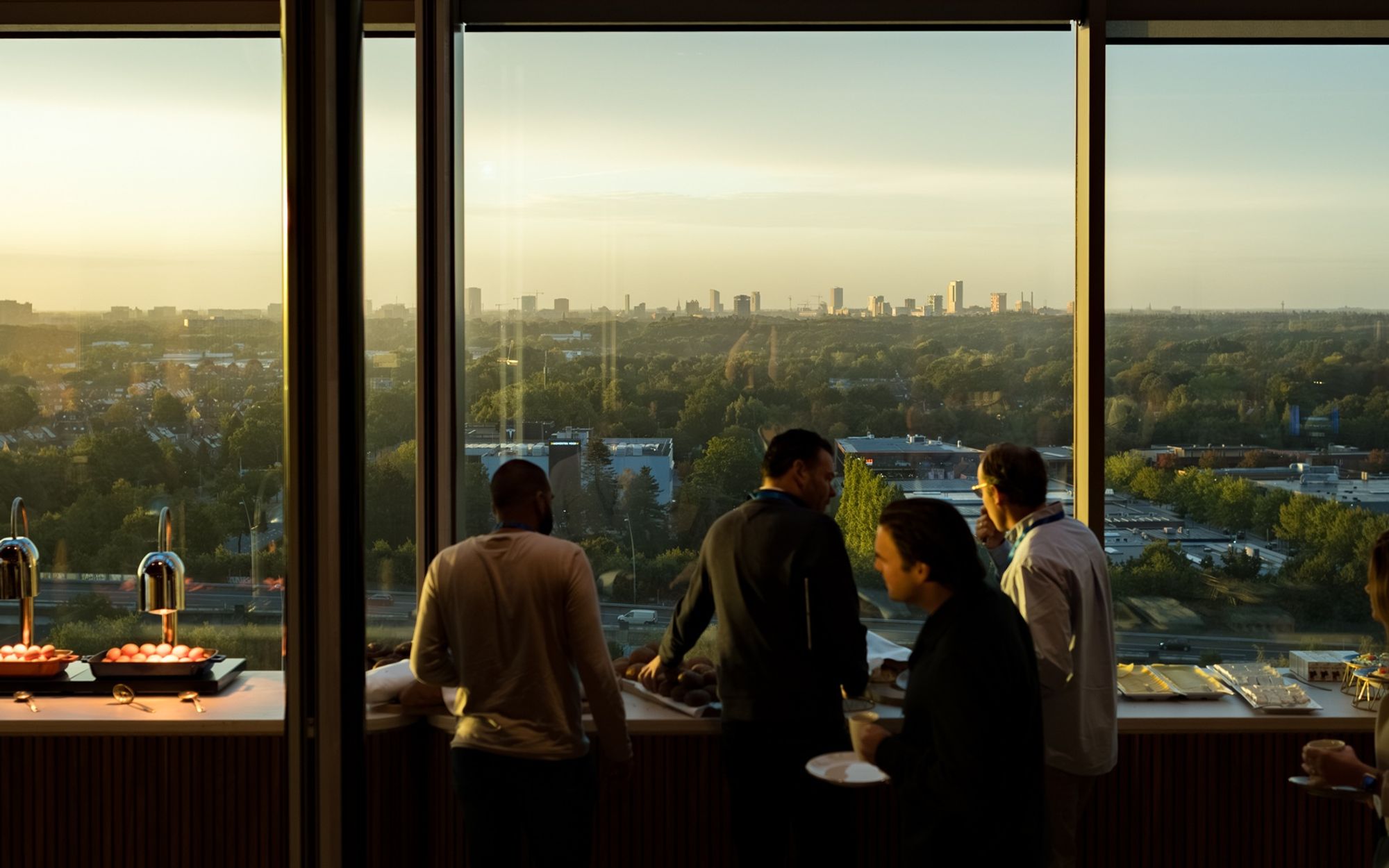 DPA'ers met uitzicht op een skyline