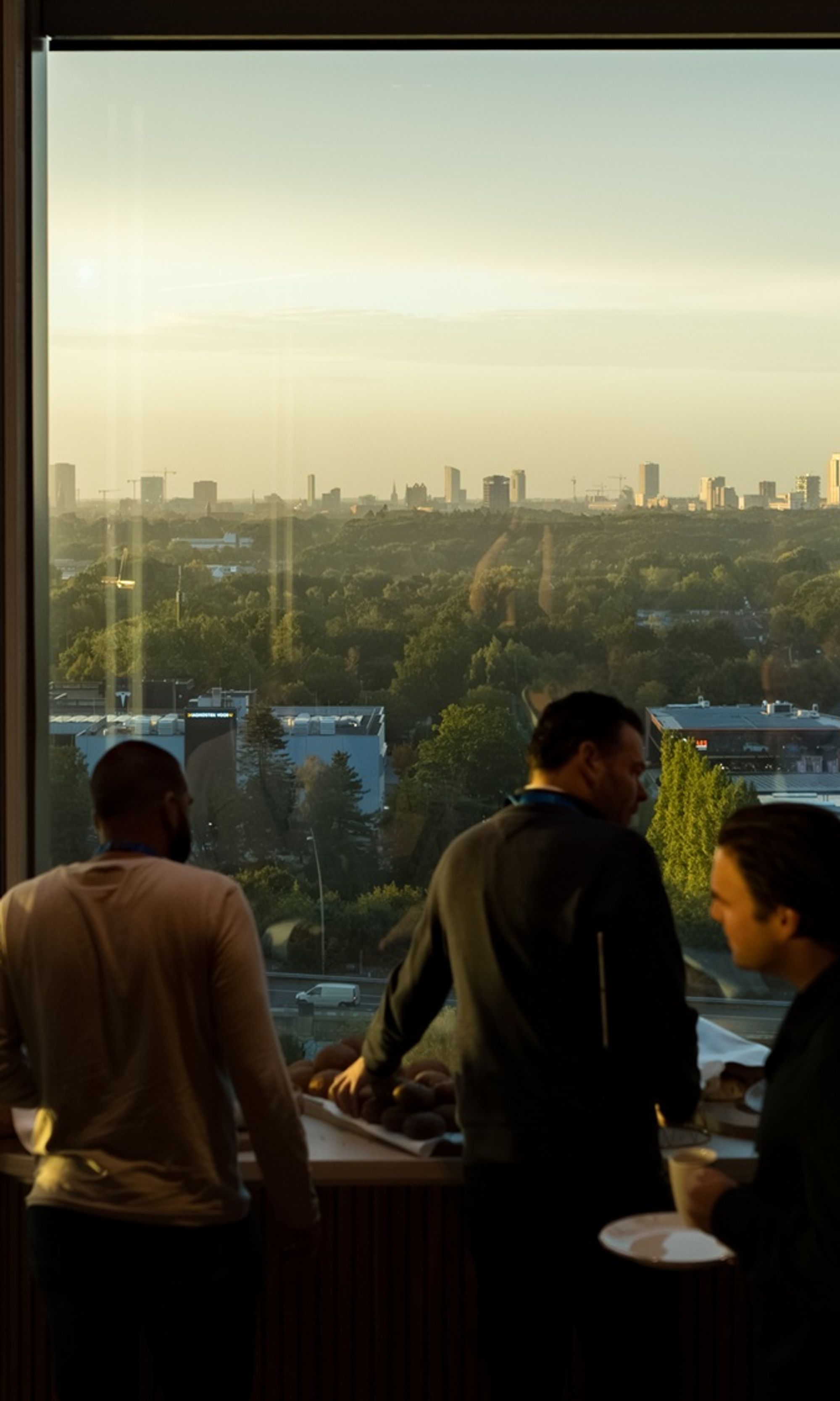 DPA'ers met uitzicht op een skyline