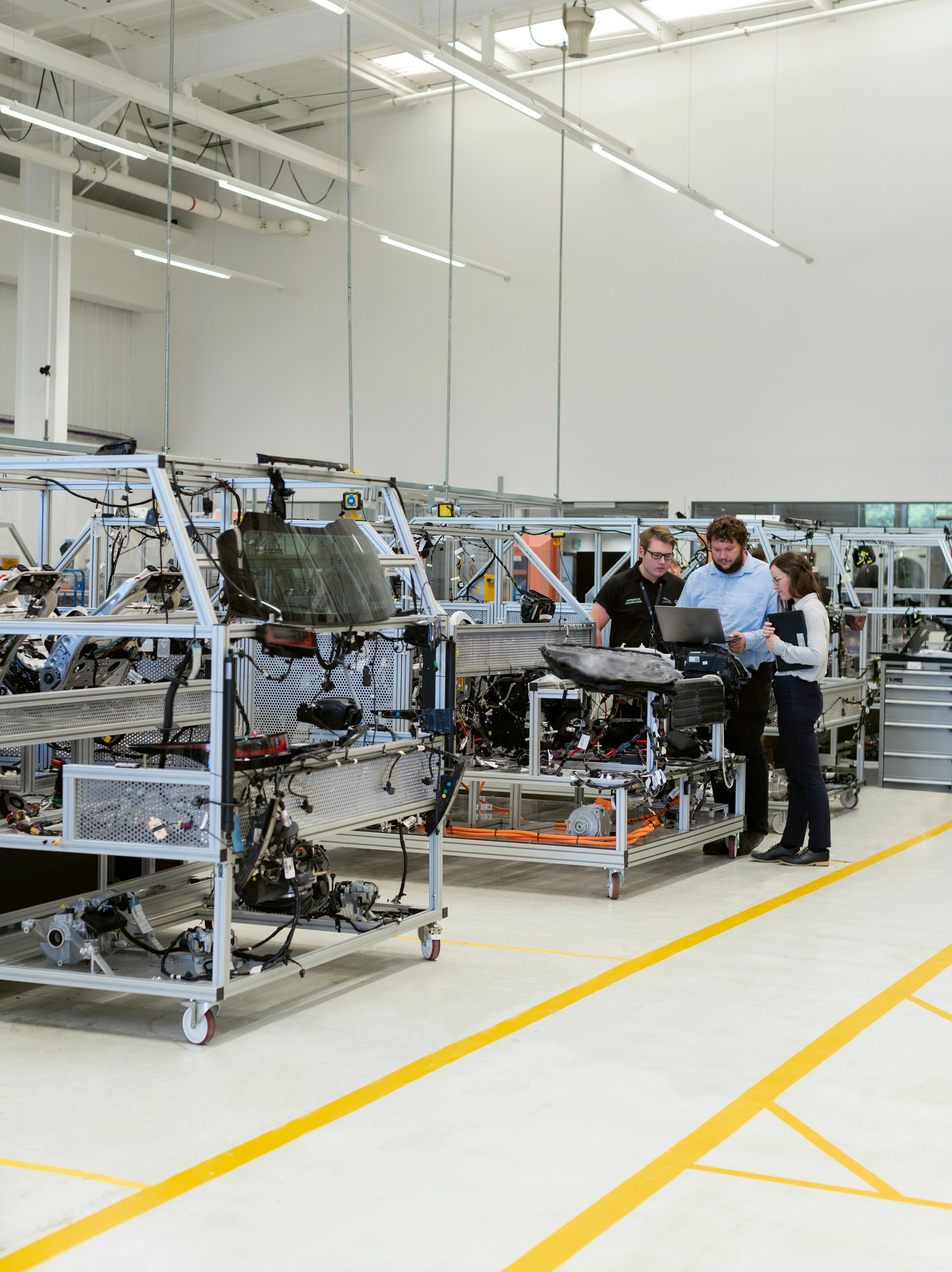 Engineers werken aan werktuigbouwkunde