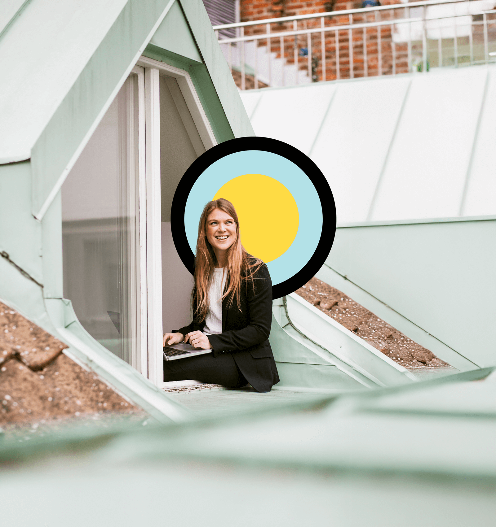 Vrouw zittend in raamopening