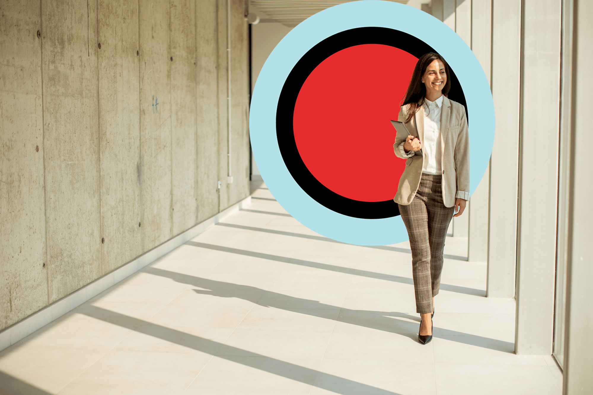 DPA professional loopt door een hal in een industrieel kantoorpand